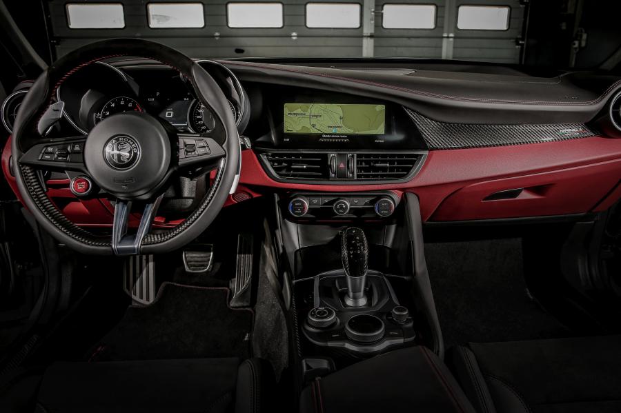 Торпедо Alfa Romeo Giulia Quadrifoglio NRING (952) 2018 года  (фото 11 из 21)
